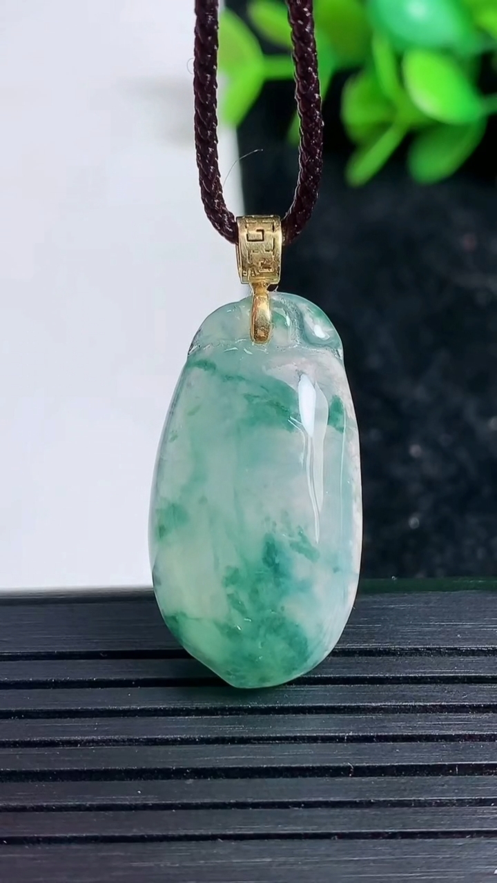 天然A货翡翠种飘花福瓜吊坠尺寸29-15.4-7.9重量:6.16g
3月23日