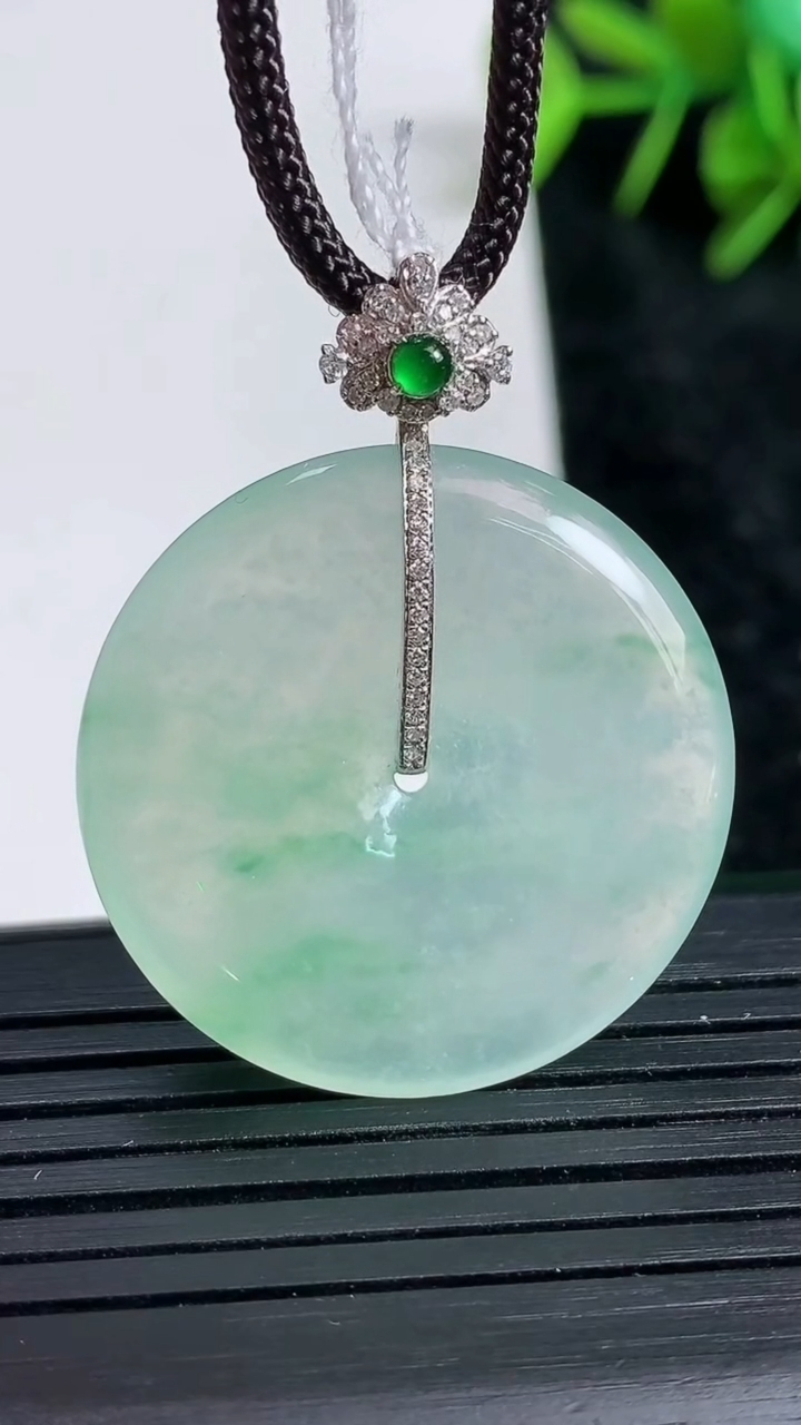 天然A货翡翠平安扣吊坠尺寸28.8-5.3重量:10.06g
3月23日