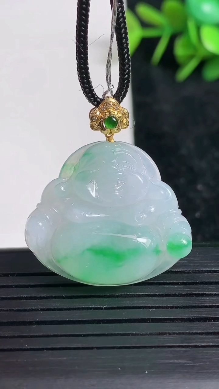 天然A货翡翠佛公吊坠尺寸24.7-28.2-5.7重量:6.93g
3月23日