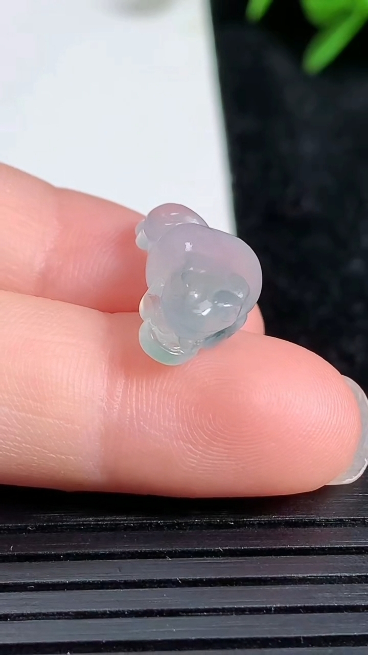 天然A货翡翠飘花金蟾吊坠尺寸17.1-8.7-5.8重量:1.62g
3月23日