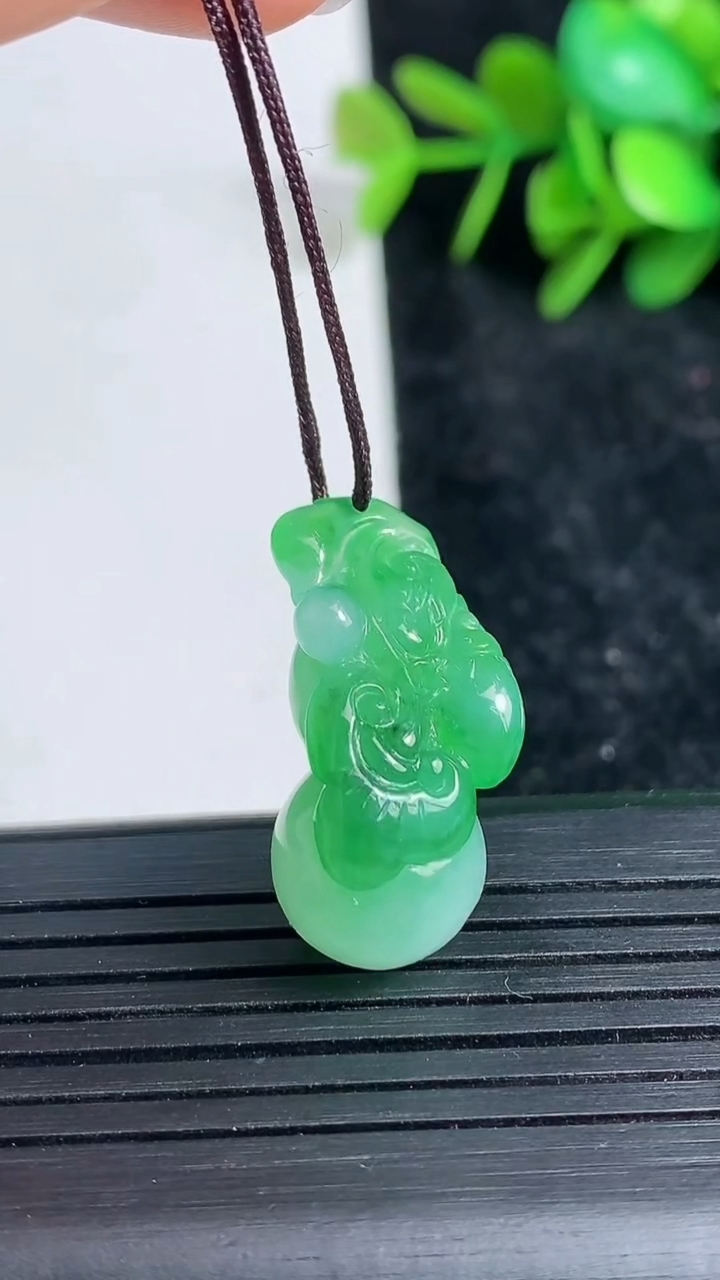 天然A货翡翠葫芦吊坠尺寸25.4-11-11.5重量:5.35g
3月23日