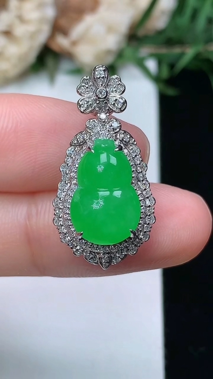 天然A货翡翠葫芦吊坠，尺寸26.2-13.2-10.8，裸石13-8.6，重量:4.00g
3月23