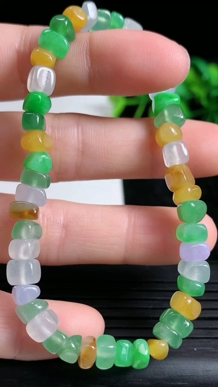 天然A货翡翠三彩原石手串尺寸6-4.7-4.8重量:12.45g3月23日
工厂直销收藏佳品,种好水