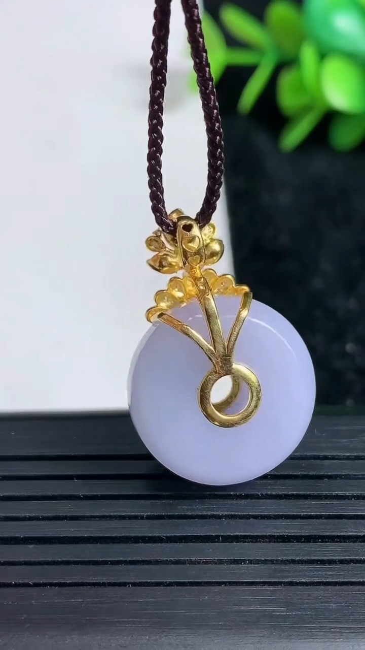 天然A货翡翠18K金紫罗兰路路通吊坠尺寸19.4-7.5重量:7.52g
3月23日