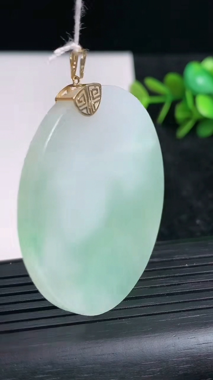 天然A货翡翠无事牌吊坠尺寸46.9-3.8重量:22.61g
3月23日