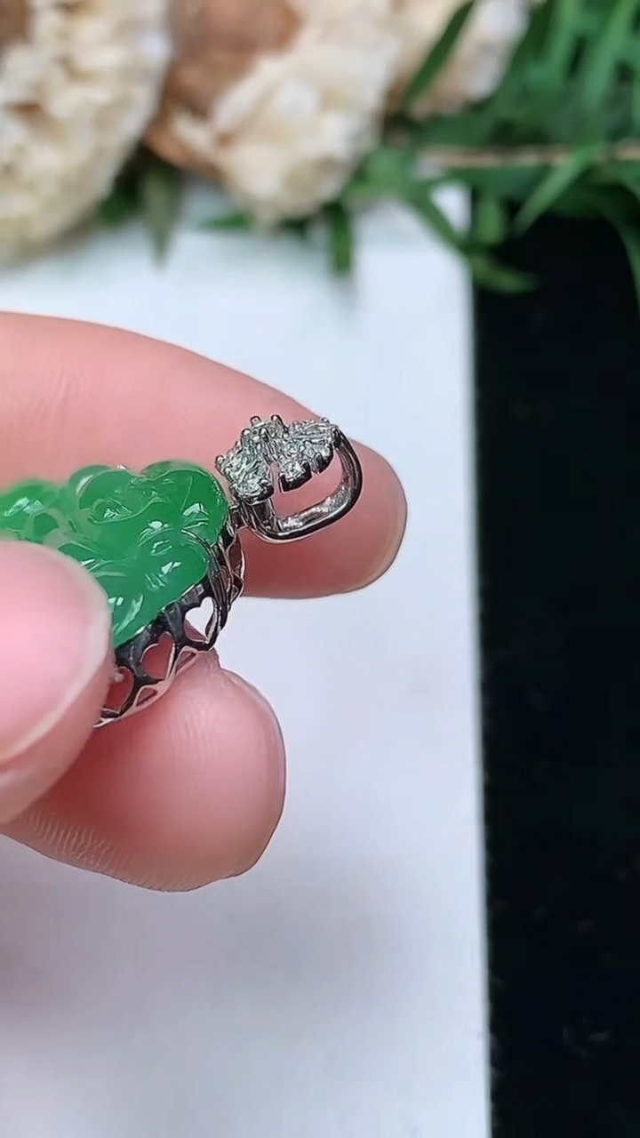 天然A货翡翠佛公吊坠，尺寸13.8-21-6，重量:3.49g
3月23日