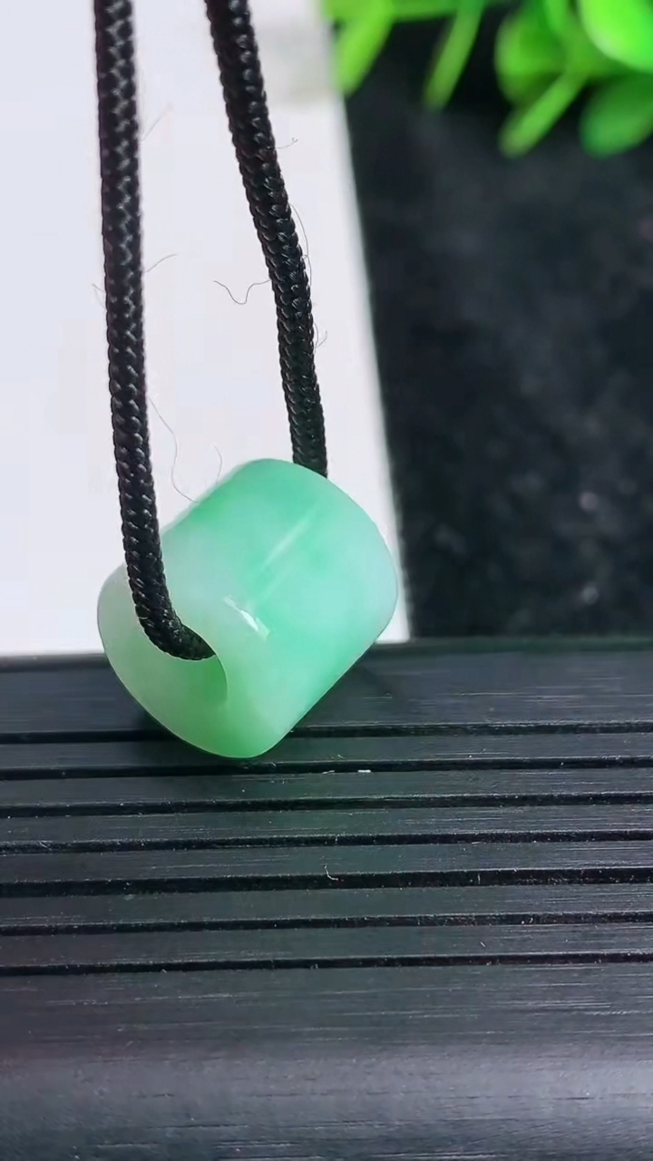 天然A货翡翠路路通吊坠尺寸15.3-12重量:4.60g
3月23日