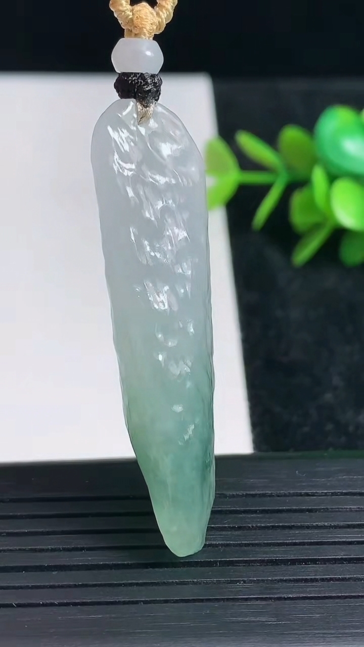 天然A货翡翠飘花原石吊坠尺寸51.5-14.2-8.7重量:13.01g
3月23日