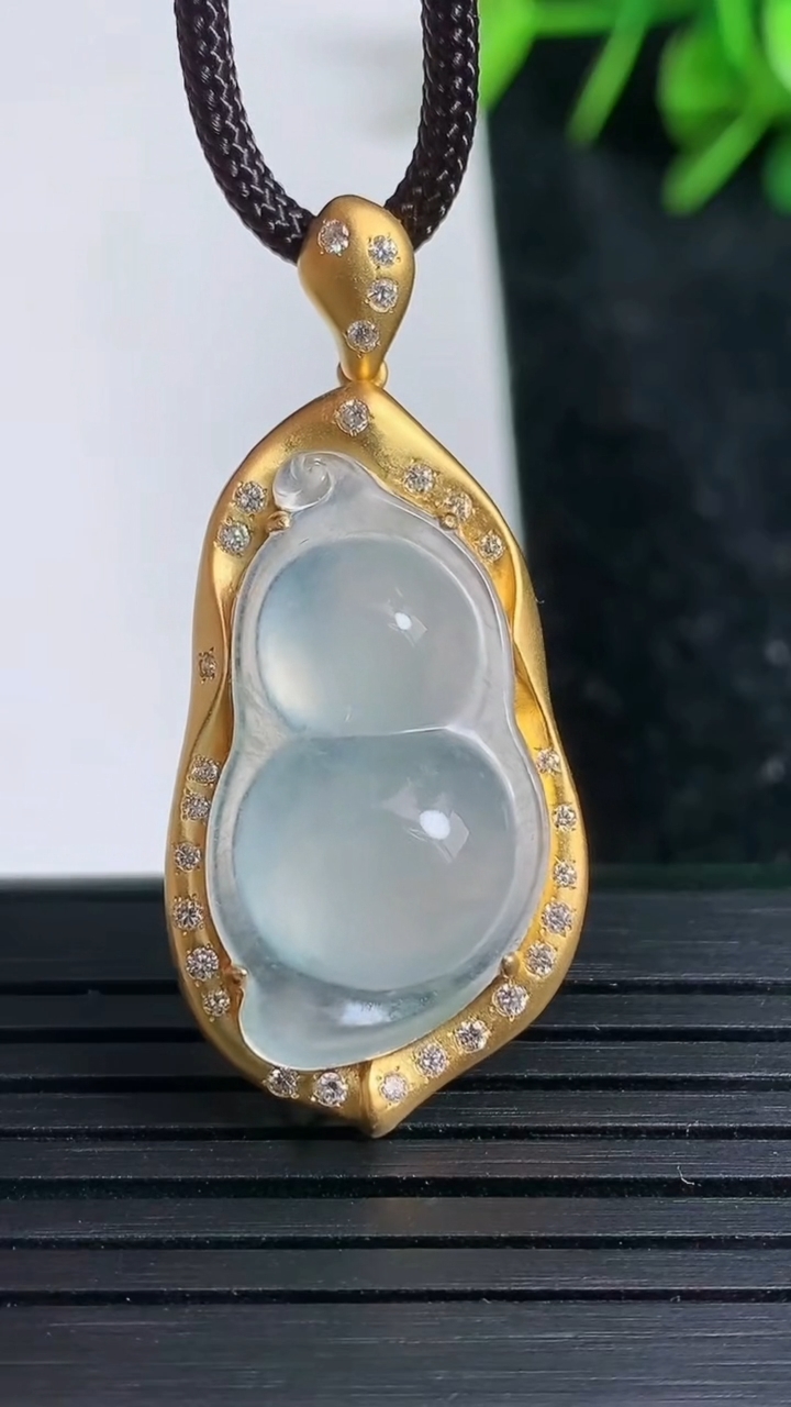 天然A货翡翠种白冰福豆吊坠尺寸39.8-17.8-9.4裸石25.4-14.1重量:4.92g
3月