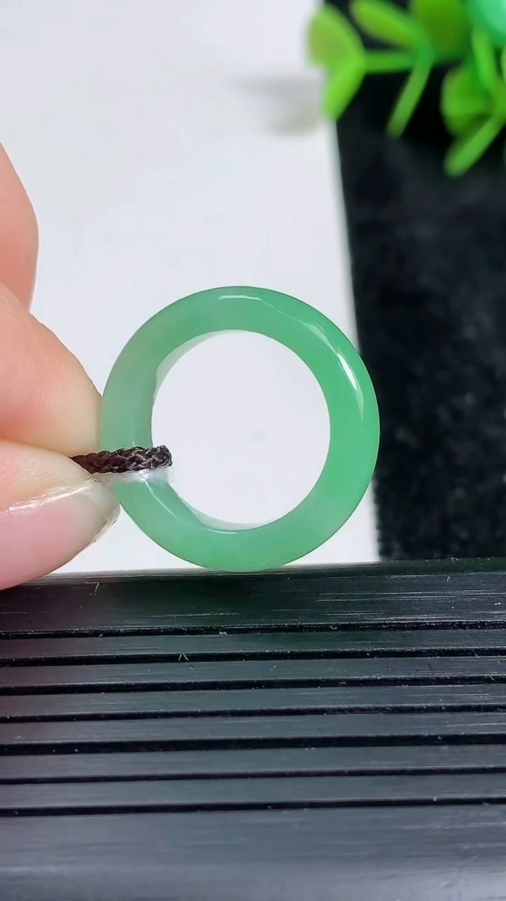 天然A货翡翠指环戒指尺寸15-5.1-3.4重量:2.98g2026年3月23日
工厂直销收藏佳品,种好水足，色泽均匀，有种有色，上手高大气！