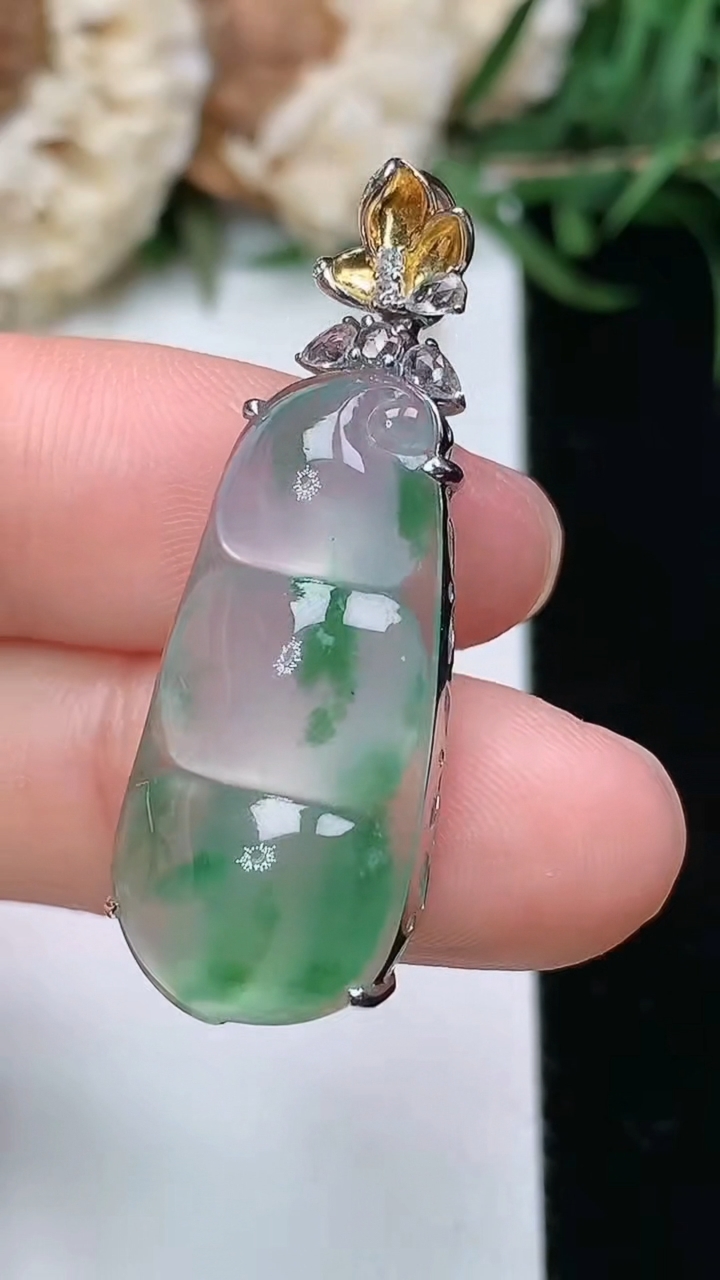 天然A货翡翠福豆吊坠，尺寸27-13-8，重量:4.69g
3月23日