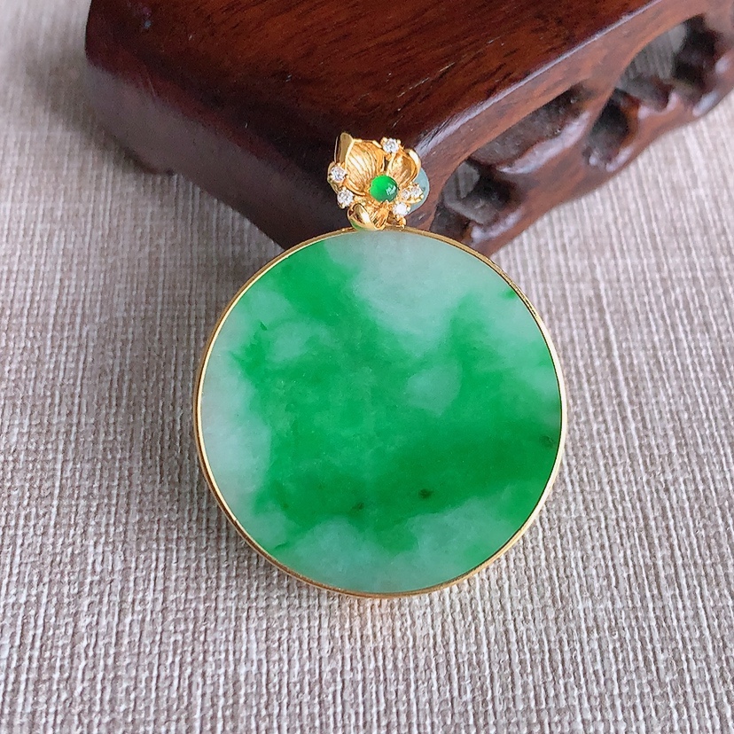 天然A货翡翠18K金镶嵌飘阳绿无事牌吊坠 
尺寸38.8-30.4-4.6mm 重量11.46g 0322