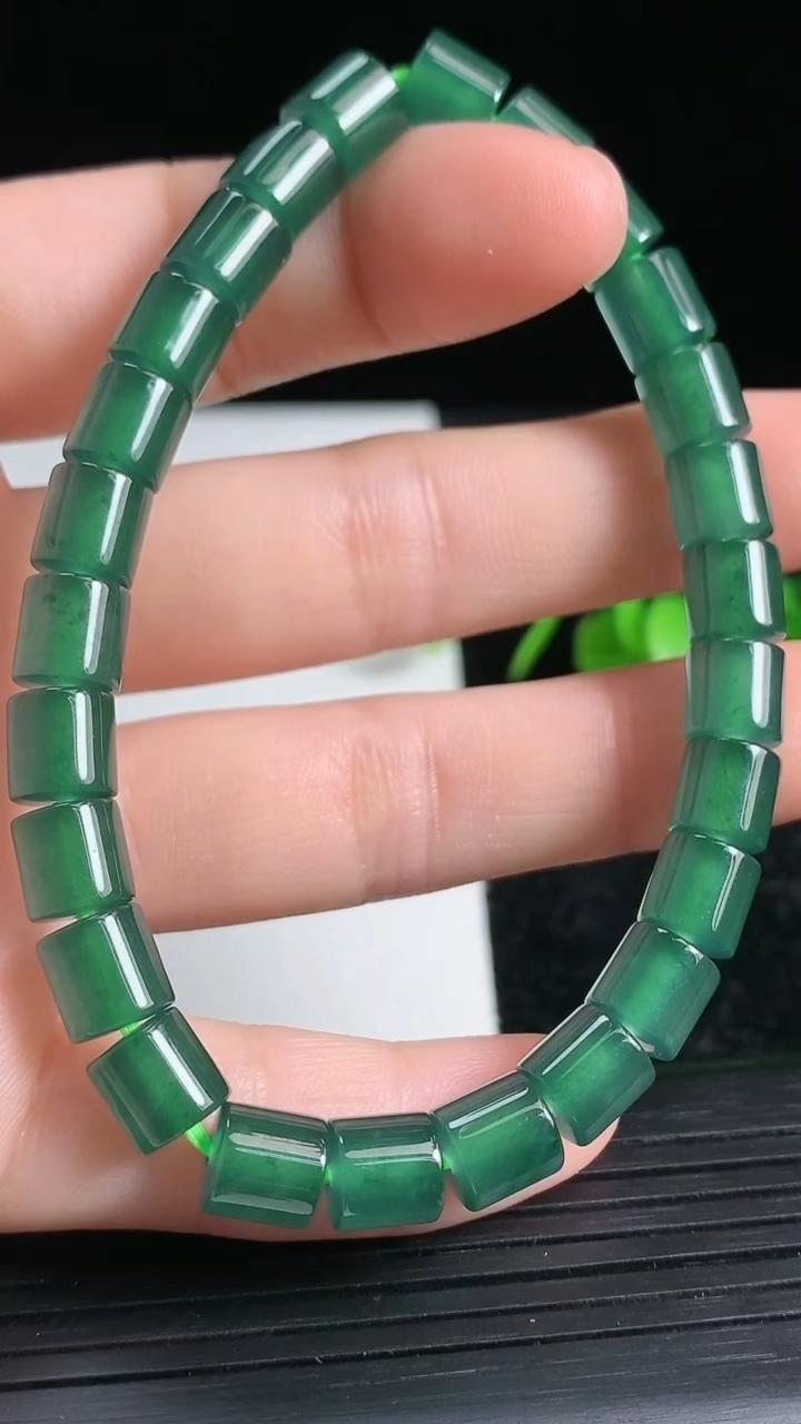天然A货翡翠路路通手串尺寸6.4-6.6重量:19.97g3月23日
工厂直销收藏佳品,种好水足，色