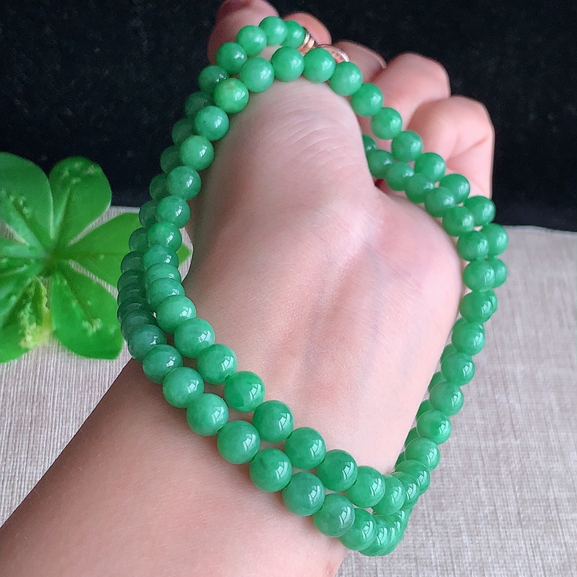 天然A货翡翠满绿圆珠项链毛衣链86颗 
尺寸6.8mm 重量48.12g 0322