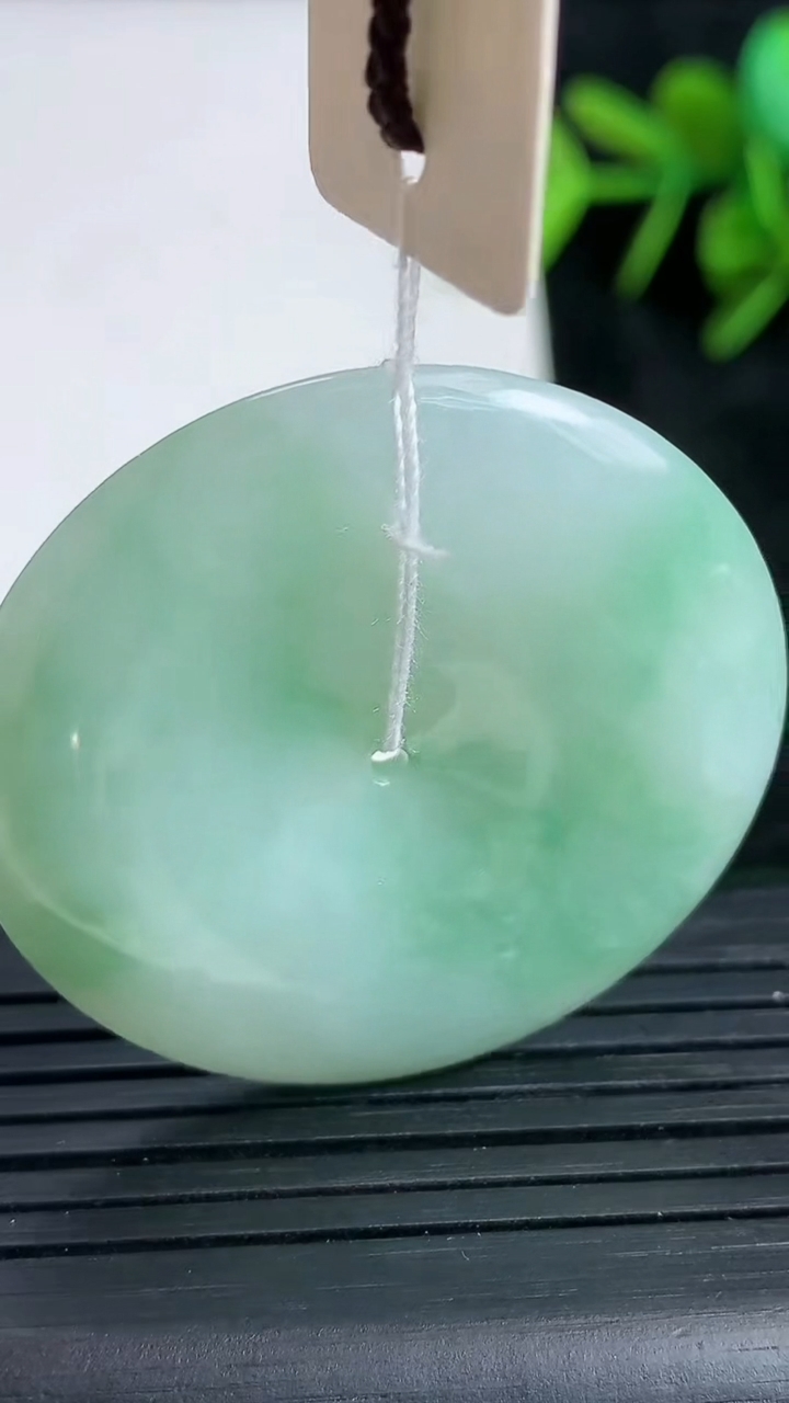 天然A货翡翠平安扣吊坠尺寸36.8-6.2重量:18.40g
3月23日