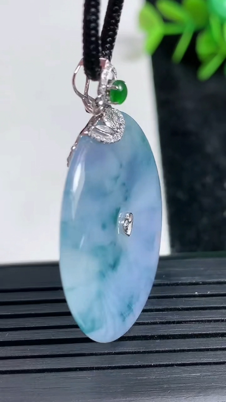 天然A货翡翠18K金紫罗兰飘花平安扣吊坠尺寸33.1-5.6重量:13.30g
3月23日