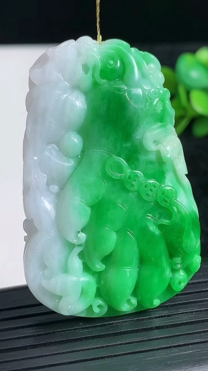 天然A货翡翠佛手瓜吊坠尺寸55.6-36.9-6.5重量:27.88g
3月23日