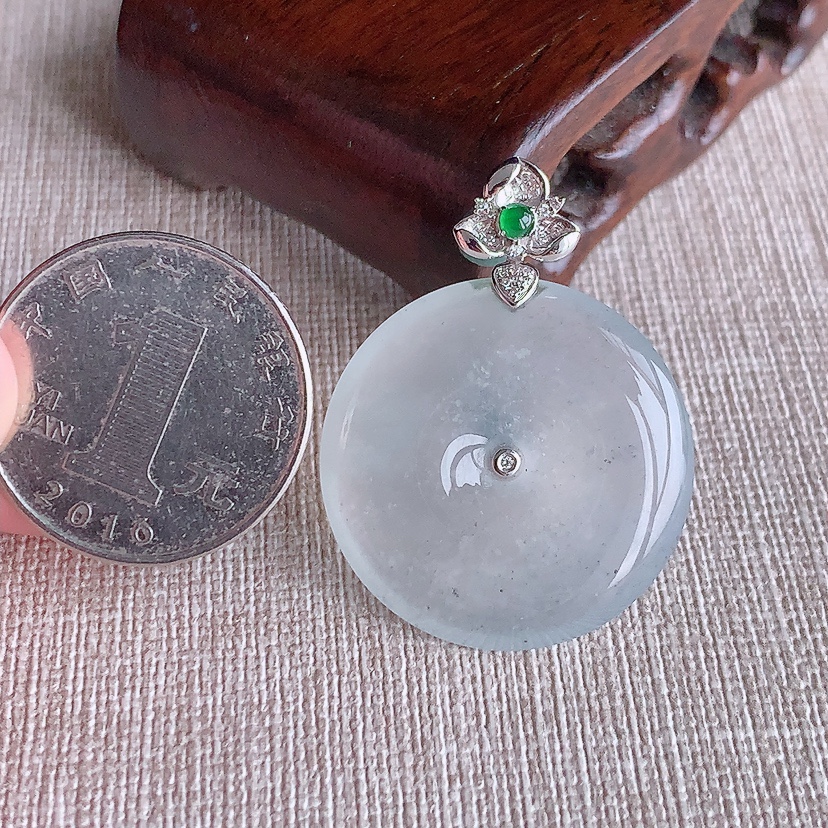天然A货翡翠18K金伴钻镶嵌白冰白月光平安扣吊坠 
尺寸37-28.3-5.2mm 重量10.00g 0322