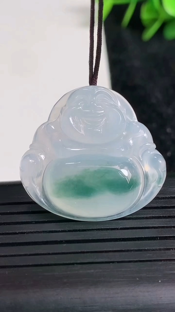 天然A货翡翠种飘花佛公吊坠尺寸28.5-30.3-6.2重量:8.00g
3月23日