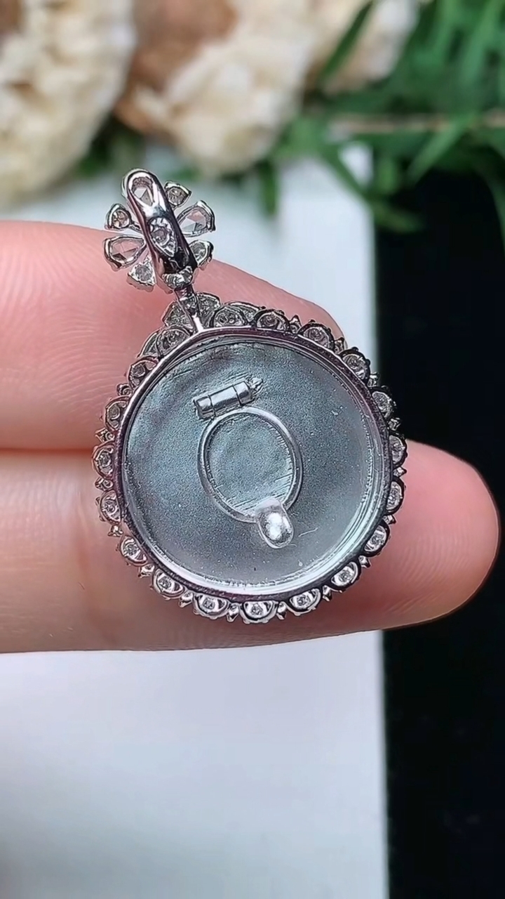 天然A货翡翠无事牌吊坠，尺寸26-17.6-7.2，裸石14.8，重量:3.26g
3月23日