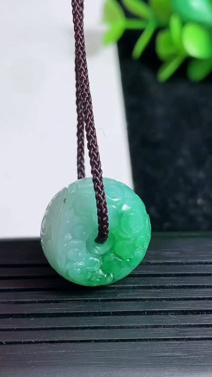 天然A货翡翠雕花路路通吊坠尺寸18.5-10.7重量:7.49g
3月23日