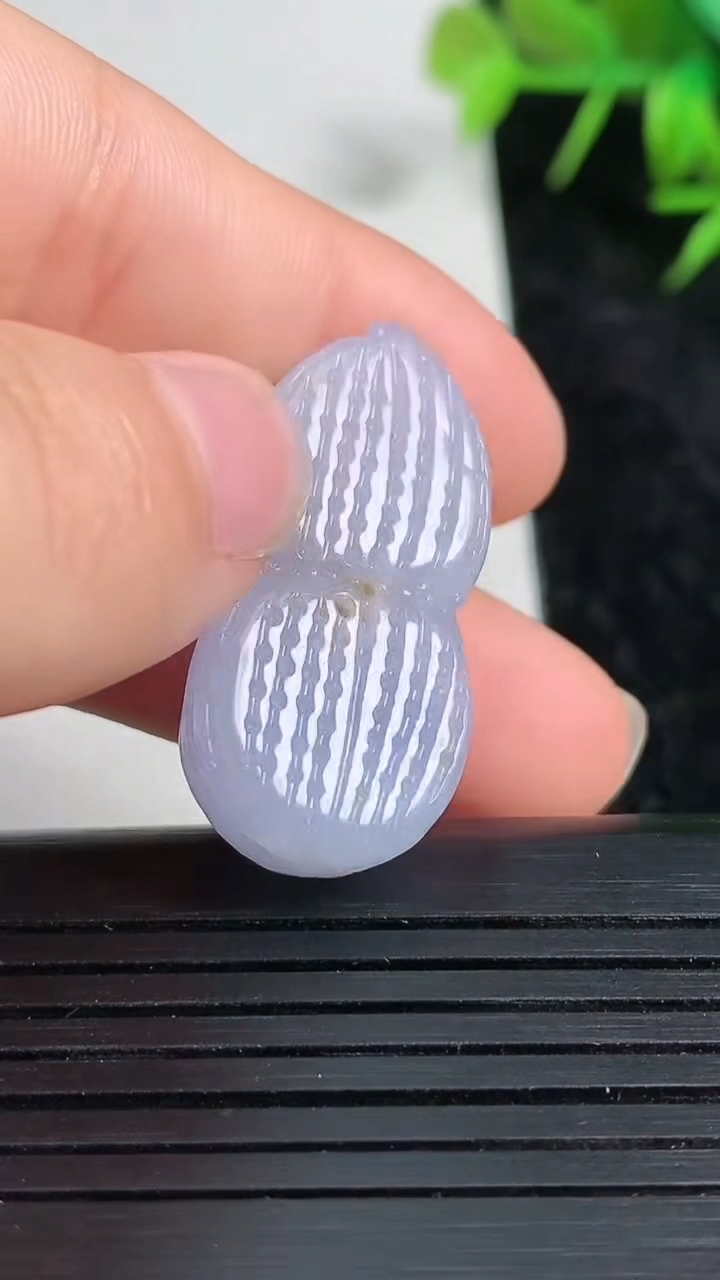 天然A货翡翠紫罗兰花生吊坠尺寸30.3-15.3-11.1重量:9.30g
3月23日