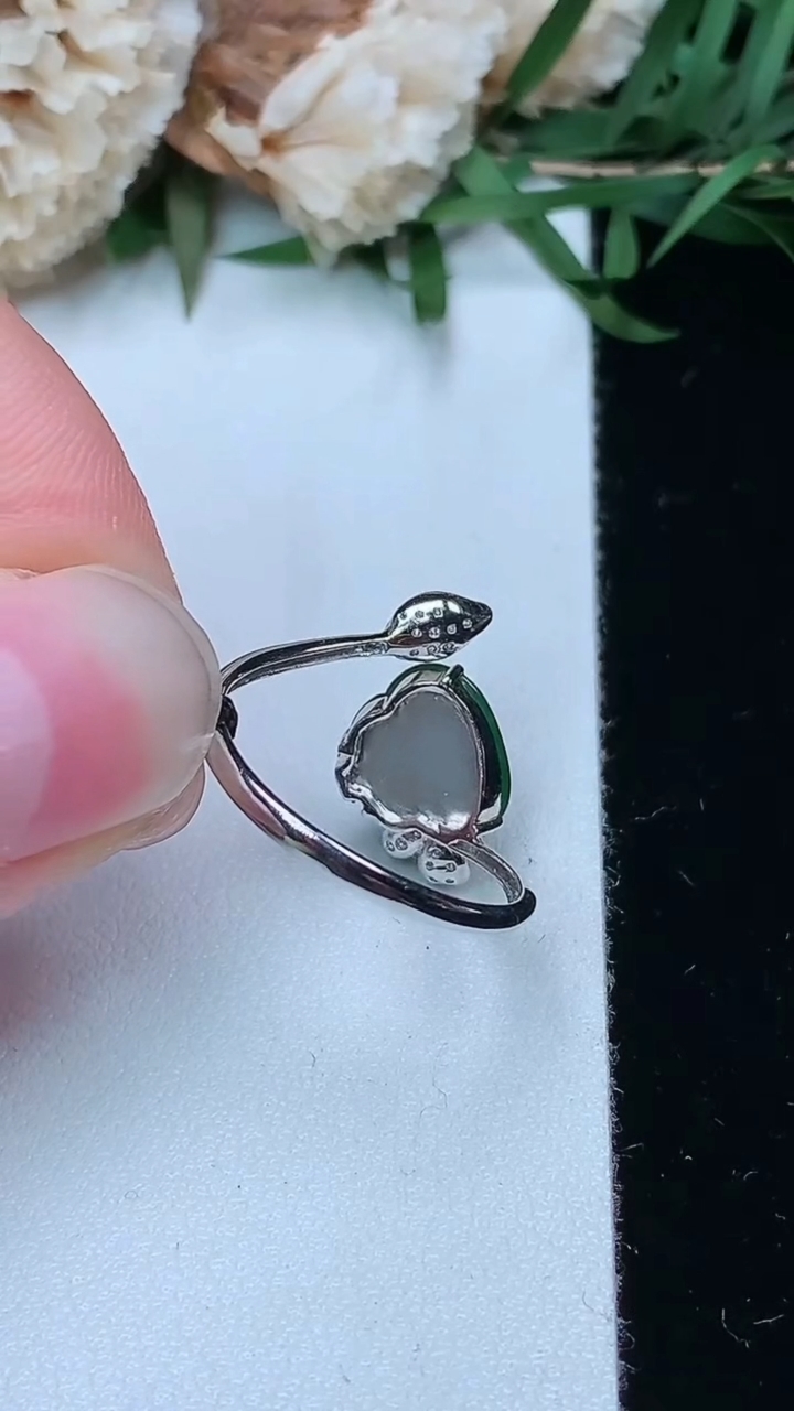 天然A货翡翠葫芦戒指，尺寸17-8.8-9，重量:1.60g2026年3月23日
工厂直销收藏佳品,种好水足，色泽均匀，有种有色，上手高大气！