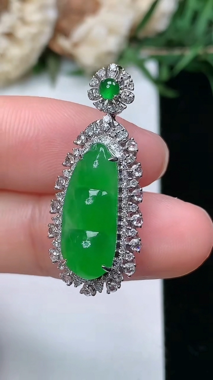 天然A货翡翠福豆吊坠，尺寸30.2-12.7-9.8，裸石17-7，重量:3.44g
3月23日