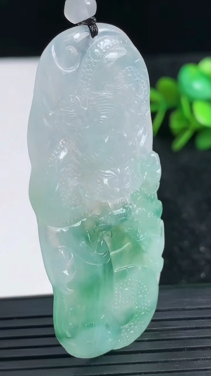 天然A货翡翠飘花龙牌吊坠尺寸59.9-27.8-4.4重量:21.16g
3月23日