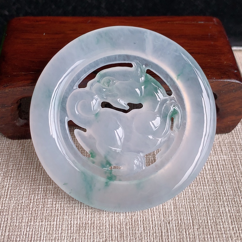 天然A货翡翠飘花麒麟吊坠 
尺寸56.6-6.5mm 重量37.28g 0322