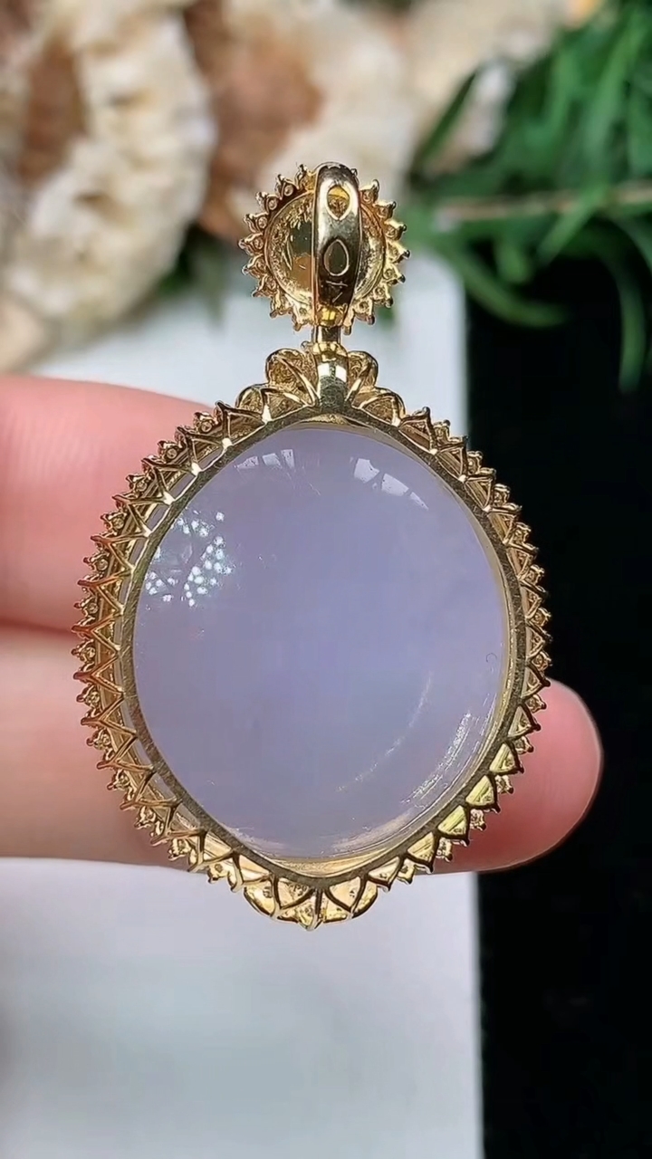 天然A货翡翠紫罗兰蛋面吊坠，尺寸36.3-22.8-13.8，裸石21-19，重量:9.85g
3月23日