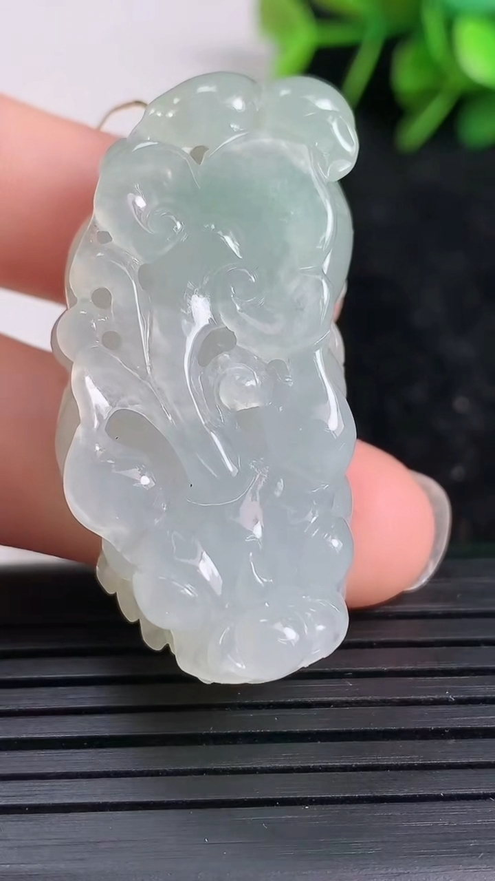 天然A货翡翠貔貅吊坠尺寸42.6-21.2-12.6重量:21.95g
3月23日