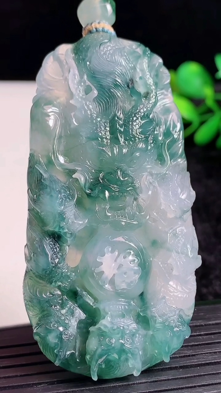 天然A货翡翠种飘花九龙至尊 龙牌吊坠尺寸70.7-35-11.5重量:55.90g
3月23日