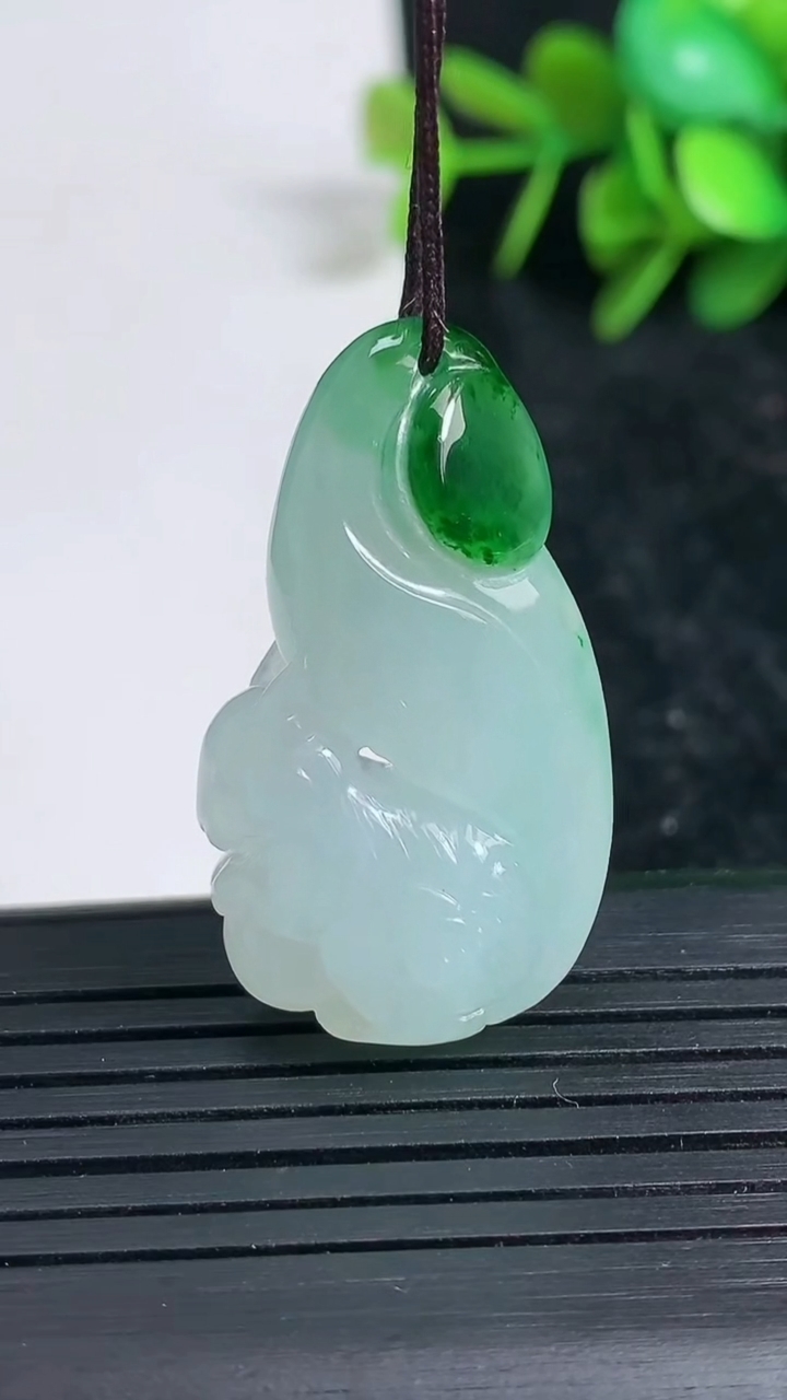 天然A货翡翠松鼠吊坠尺寸34.3-19.3-10.3重量:10.47g
3月23日