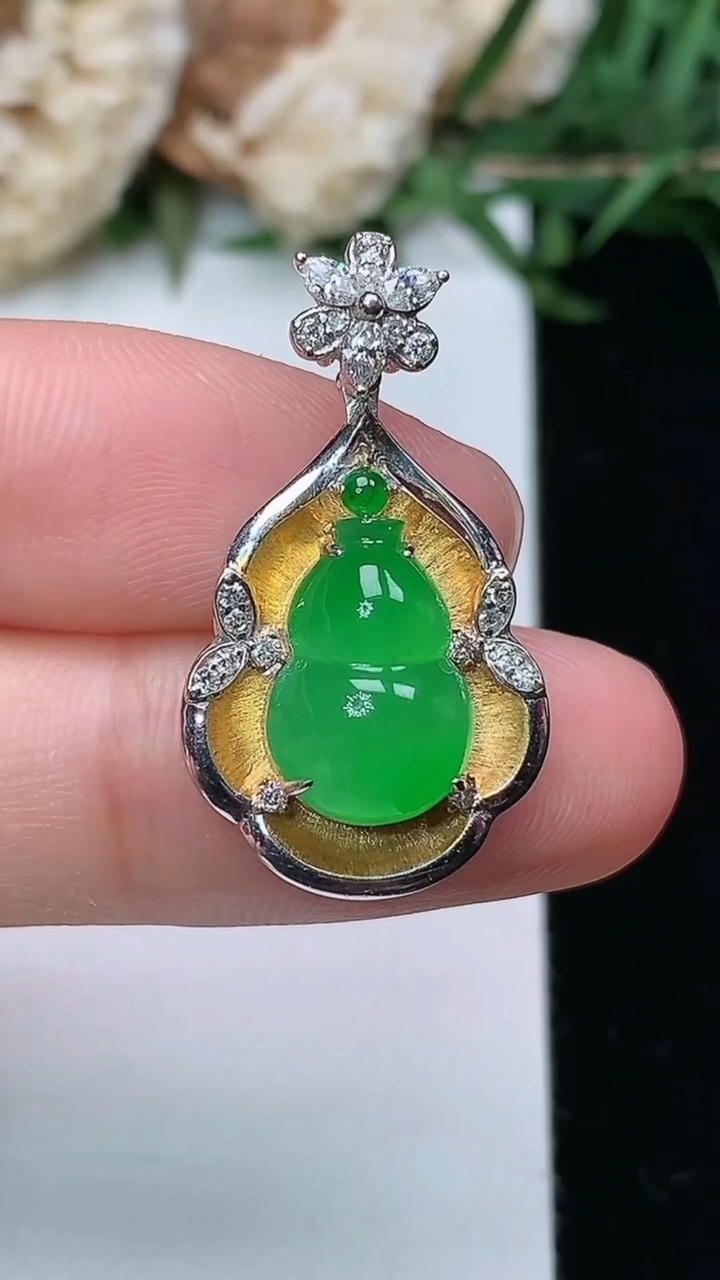 天然A货翡翠葫芦吊坠，尺寸27-15-7.7，裸石12-8.2，重量:3.59g
3月23日