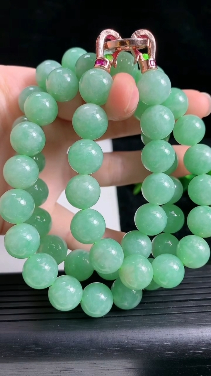 天然A货翡翠圆珠项链尺寸11.3-52颗重量:138.11g
3月23日