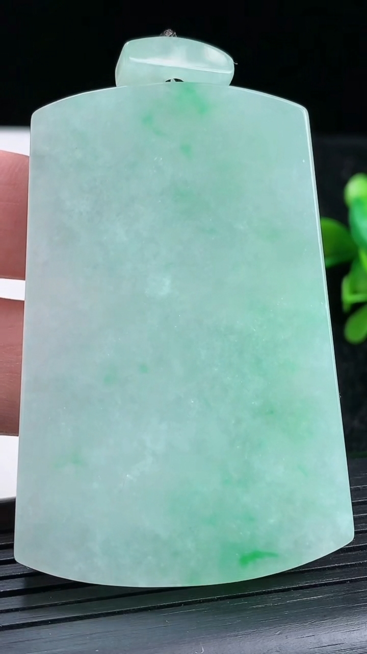 天然A货翡翠无事牌吊坠尺寸63.4-42.1-5.4重量:46.19g
3月23日