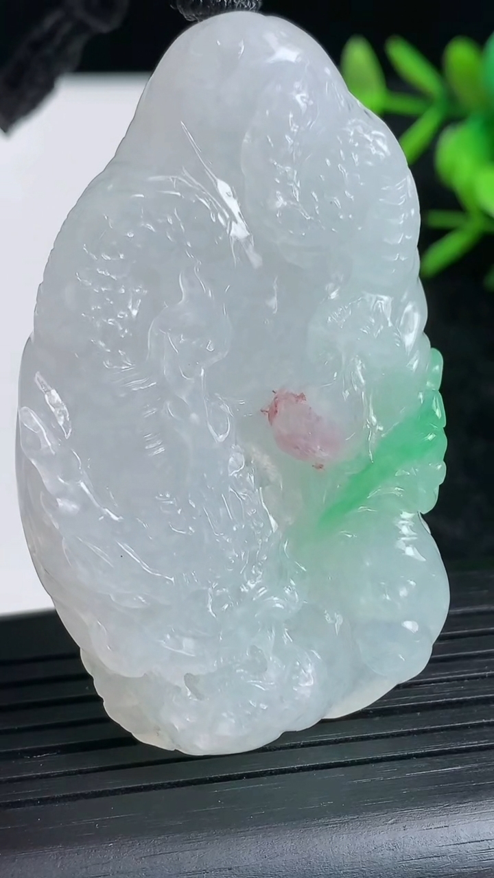 天然A货翡翠龙牌吊坠尺寸58.7-33-11.2重量:45.83g
3月23日