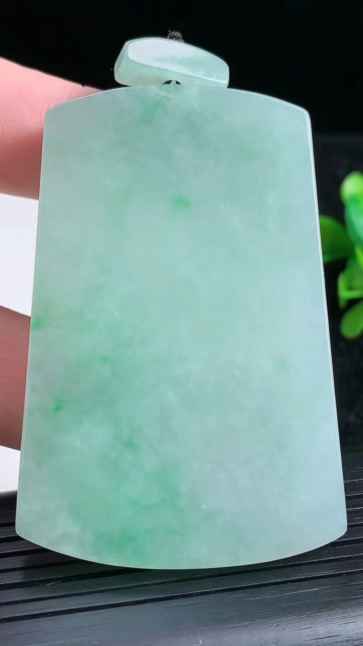 天然A货翡翠无事牌吊坠尺寸63.4-42.1-5.4重量:46.19g
3月23日