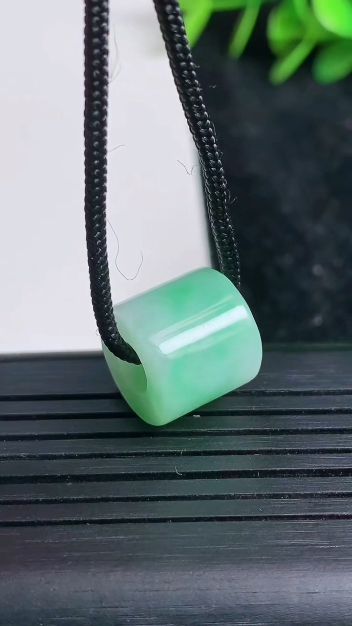 天然A货翡翠路路通吊坠尺寸15.3-12重量:4.60g
3月23日