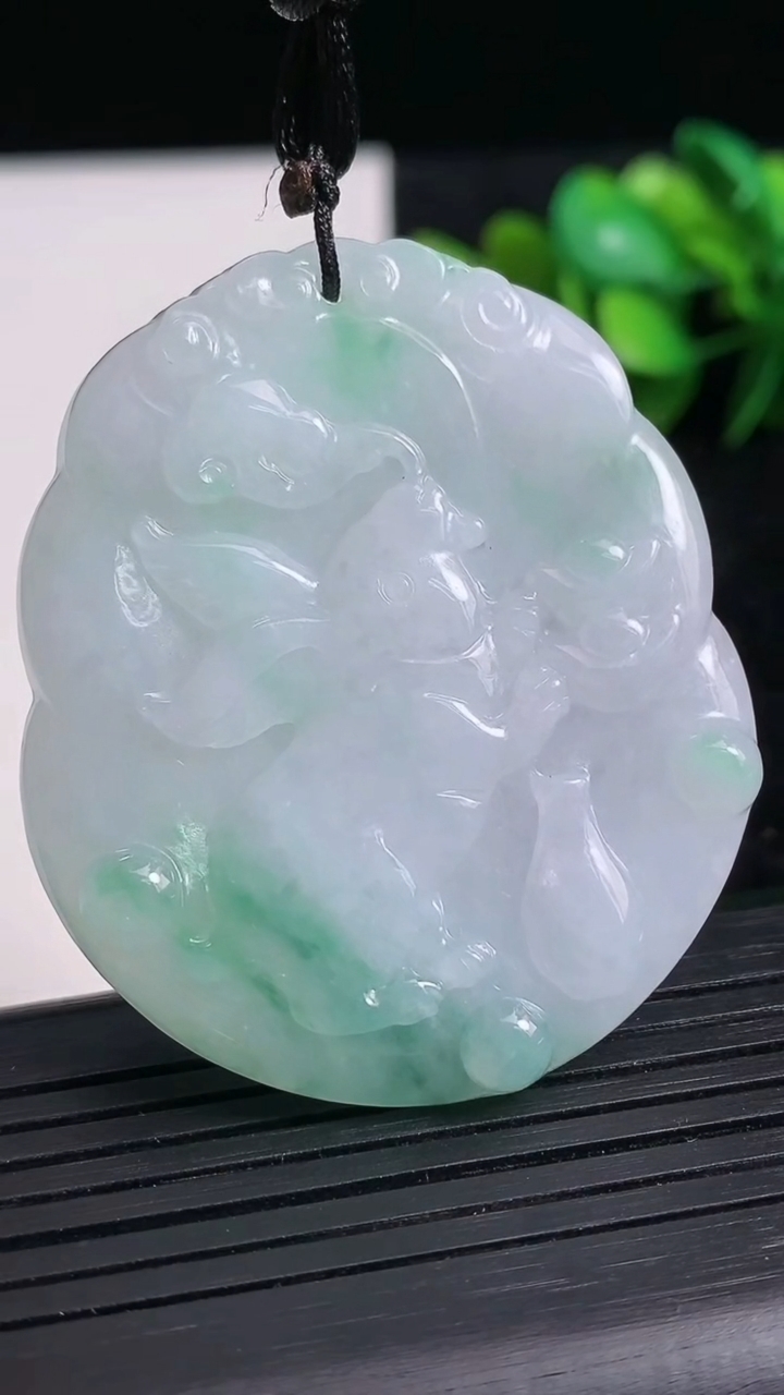 天然A货翡翠生肖兔吊坠尺寸50-42.6-5.4重量:23.37g
3月23日