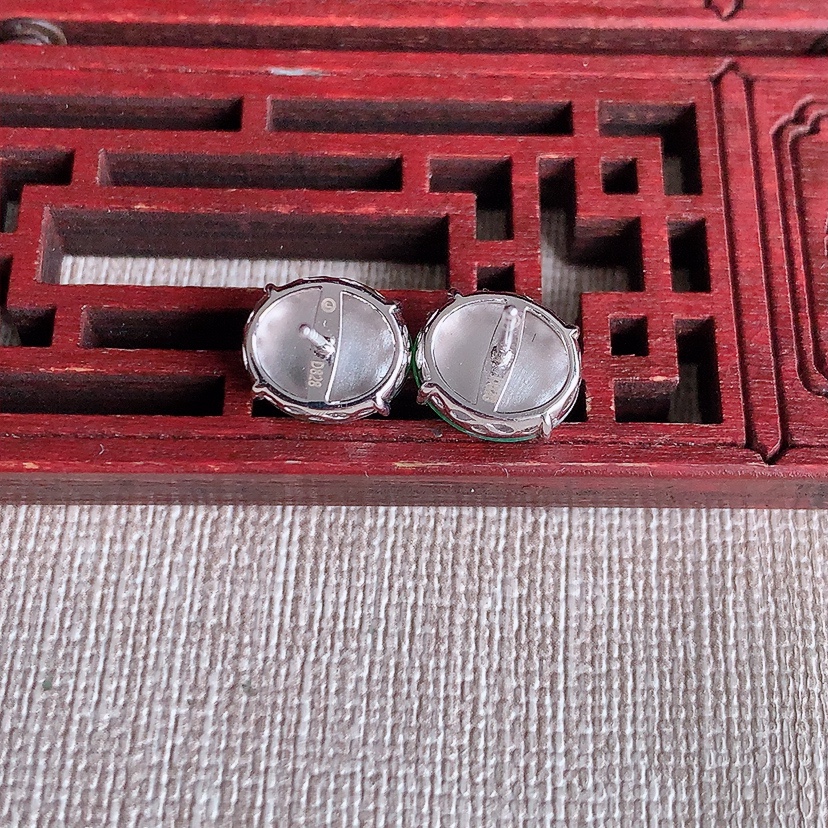 天然A货翡翠18K金镶嵌满绿蛋面耳钉 
尺寸10.7-9mm 重量3.20g 0322