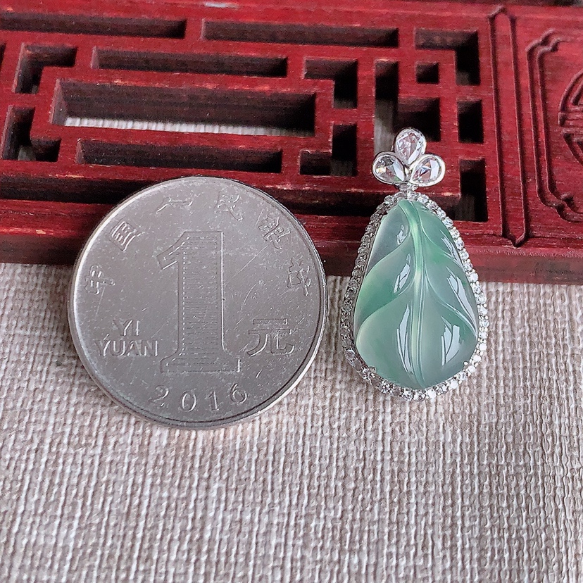 天然A货翡翠18K金伴钻镶嵌晴水叶子金枝玉叶吊坠 
尺寸26.5-14-7.8裸石17.7-11.6mm 重量3.06g 0322