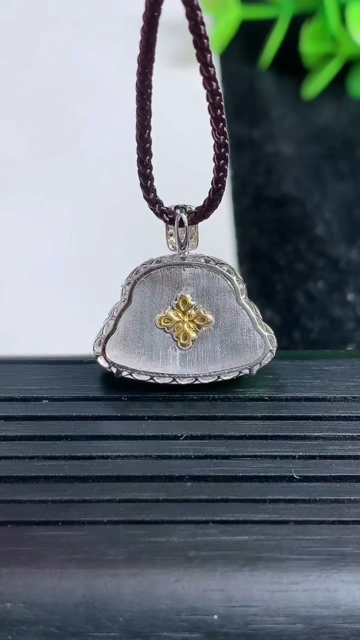 天然A货翡翠佛公吊坠尺寸19.2-19.5-6.2重量:2.42g
3月23日