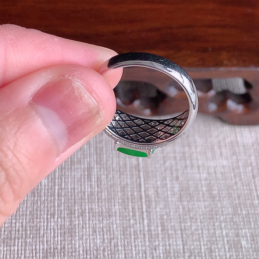 天然A货翡翠18K金伴钻镶嵌阳绿马鞍戒指 圈口17.5裸石
尺寸8-6mm 重量2.26g 0322