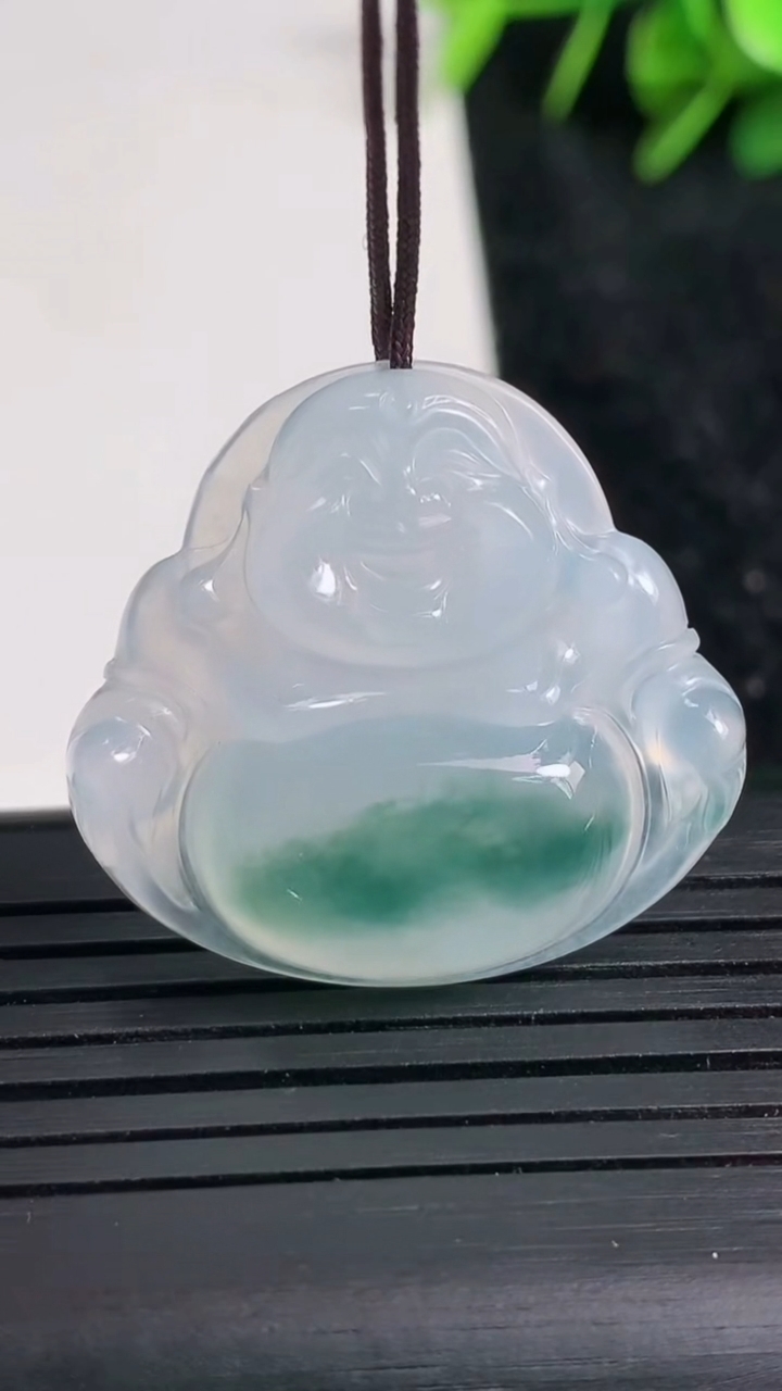 天然A货翡翠种飘花佛公吊坠尺寸28.5-30.3-6.2重量:8.00g
3月23日