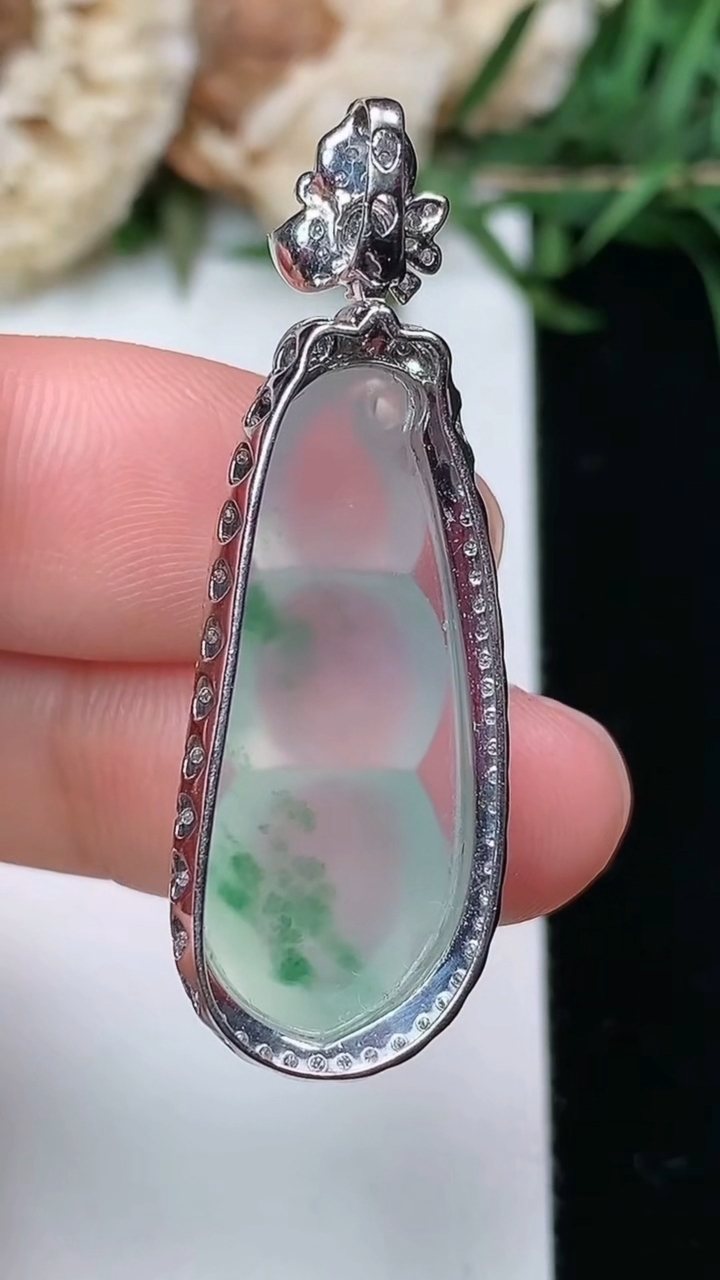 天然A货翡翠福豆吊坠，尺寸39.4-13.6-8.6，裸石27.7-11.2，重量:4.38g
3月23日，重量:4.38g