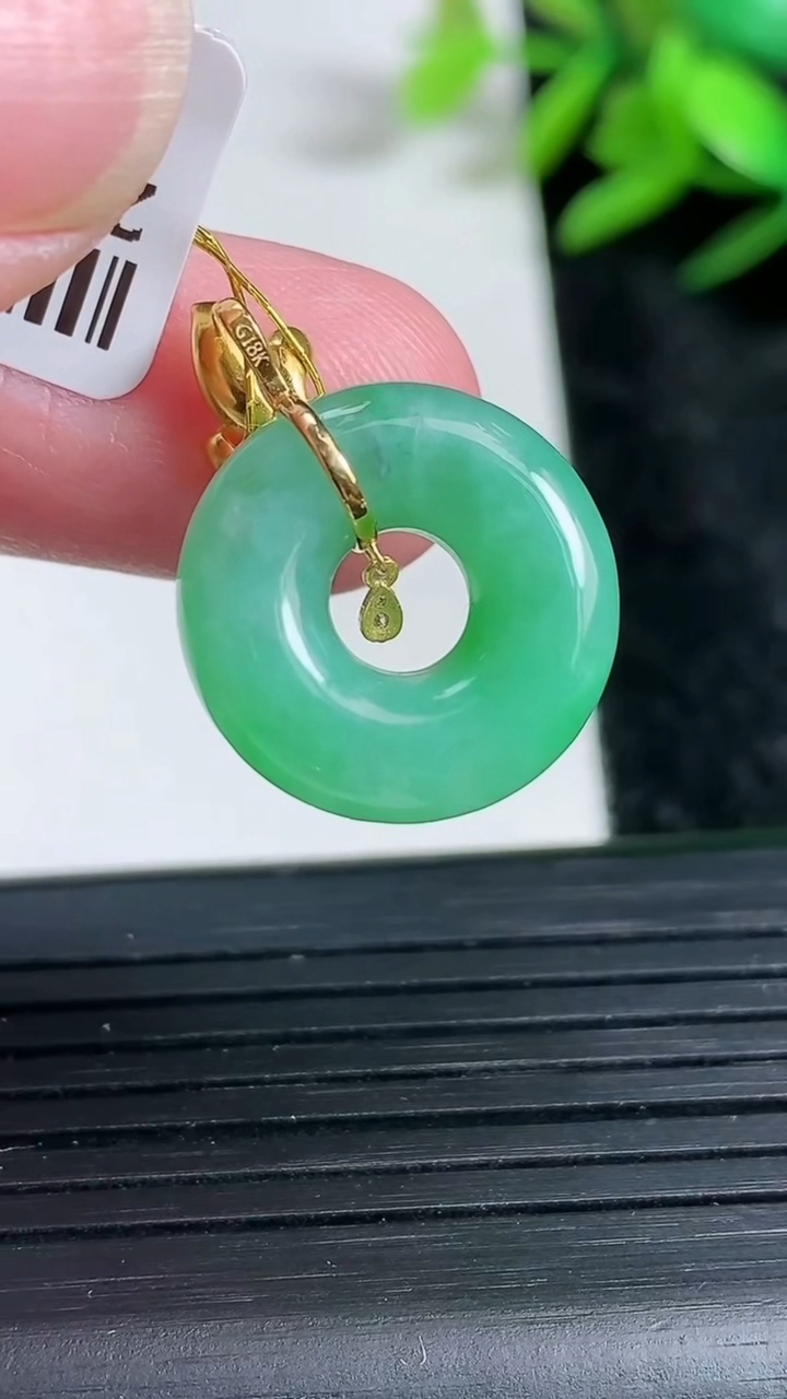 天然A货翡翠平安环吊坠尺寸16.7-5.5重量:3.47g
3月23日