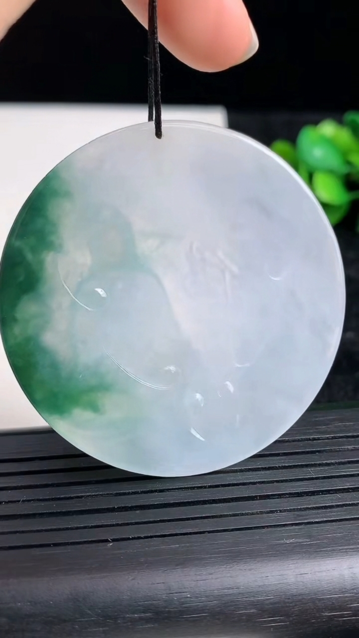 天然A货翡翠阿弥陀佛吊坠尺寸54-5.4重量:32.76g
3月23日