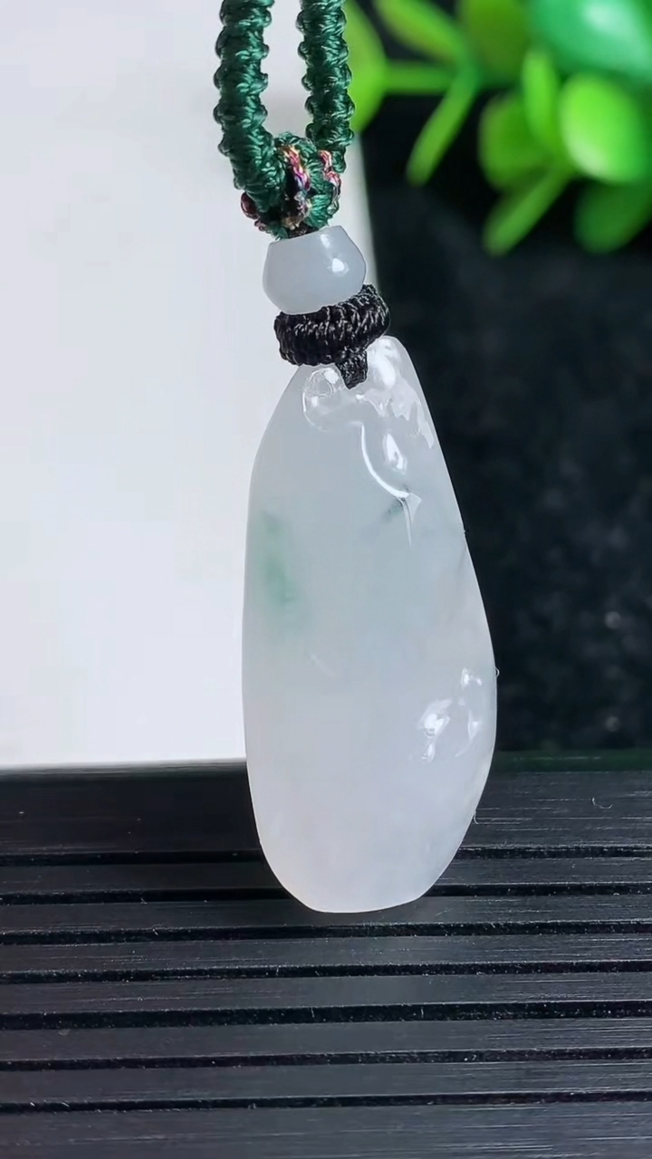 天然A货翡翠飘花原石吊坠尺寸30.8-16.5-8.3重量:8.09g
3月23日